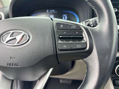Used 2024 Hyundai Venue SEL image 19