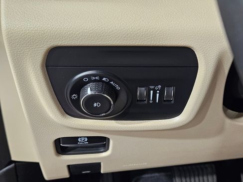 Used 2025 Jeep Grand Cherokee Limited AWD/4WD image 25