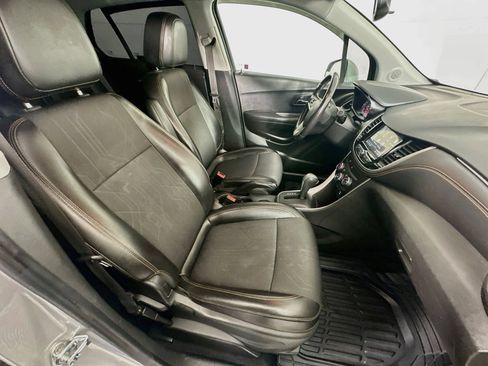 Used 2019 Chevrolet Trax LT w/ LT Convenience Package FWD image 29