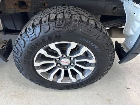 Used 2022 GMC Sierra 1500 AT4 w/ AT4 Preferred Package AWD/4WD image 9