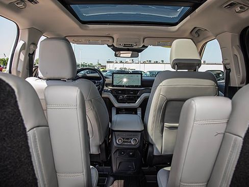 Used 2025 Ford Explorer Platinum w/ LUX Leather Package AWD/4WD image 19