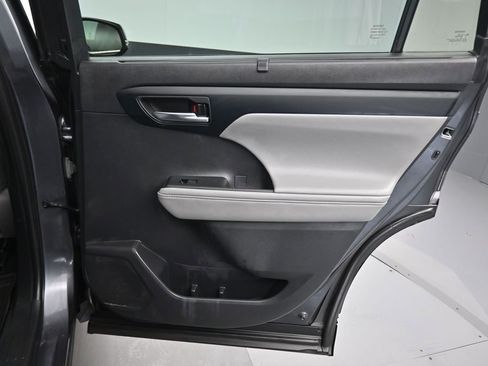 Used 2021 Toyota Highlander XLE AWD/4WD image 46