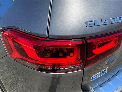 Used 2023 Mercedes-Benz GLB 250 4MATIC image 32