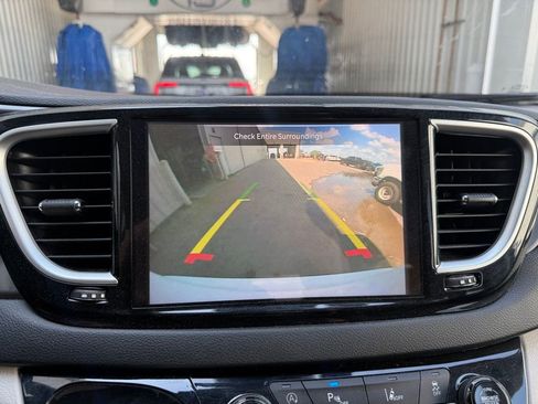 Used 2023 Chrysler Pacifica Touring-L image 14