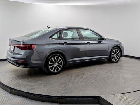Used 2025 Volkswagen Jetta SE image 7
