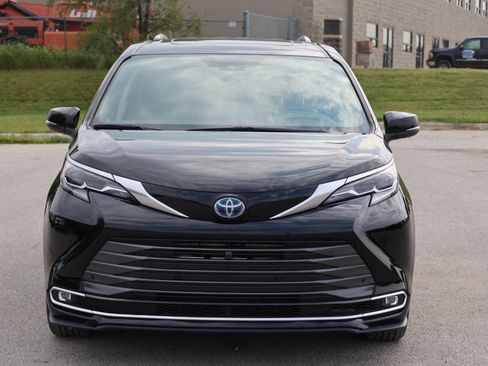 Used 2021 Toyota Sienna Platinum image 2