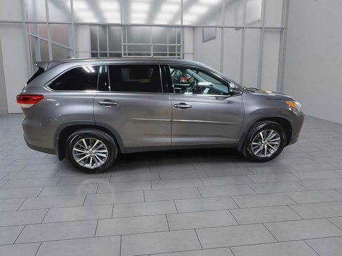 Used 2019 Toyota Highlander XLE AWD/4WD image 9