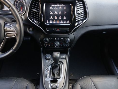 Used 2019 Jeep Cherokee Limited AWD/4WD image 3