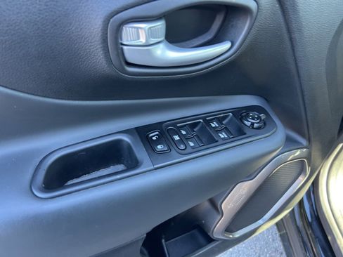 Used 2023 Jeep Renegade Latitude w/ Premium Group image 20