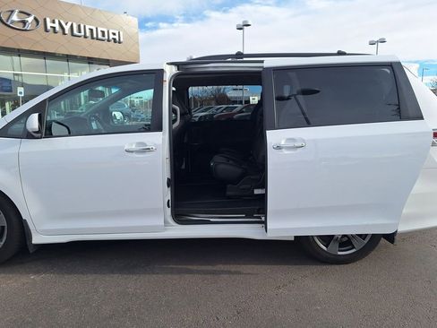 Used 2017 Toyota Sienna SE Premium image 14