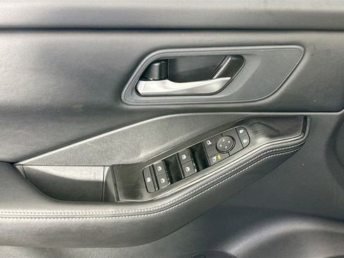 Used 2025 Nissan Rogue SV image 23