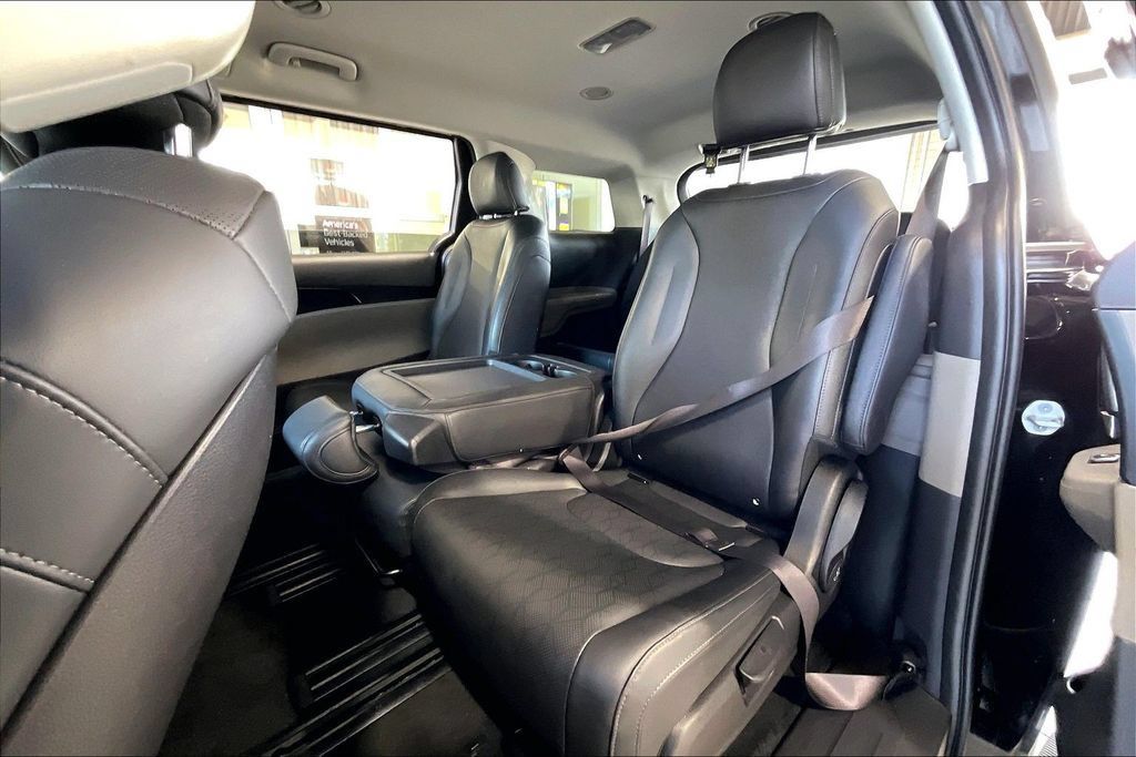 Used 2026 Kia Carnival FWD image 14
