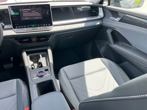 Certified 2025 Volkswagen Tiguan SE AWD/4WD image 10