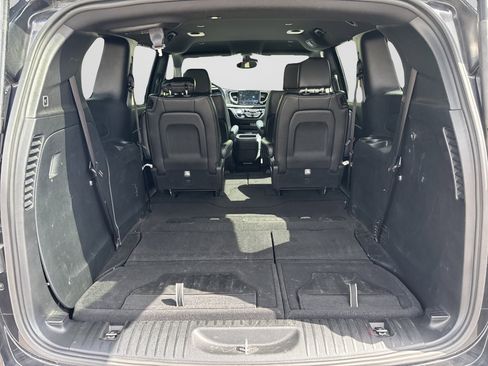 Used 2025 Chrysler Pacifica Select FWD image 11