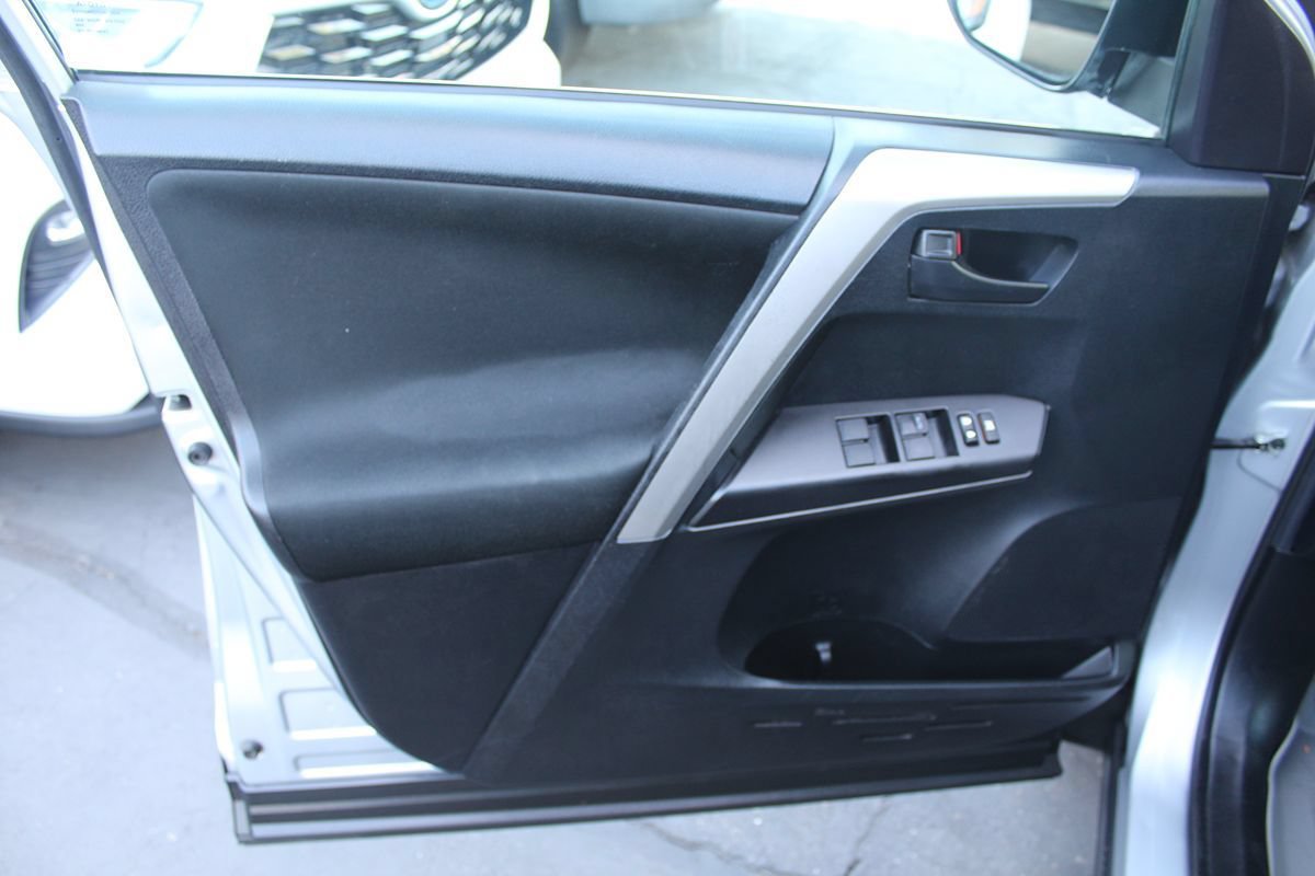 Used 2018 Toyota RAV4 LE FWD image 15
