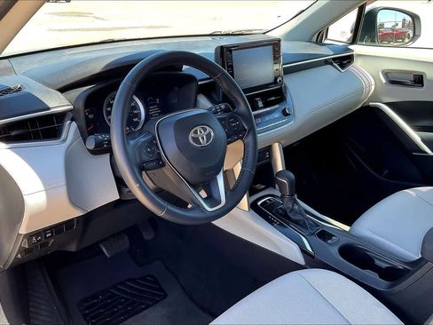 Used 2022 Toyota Corolla Cross LE image 2