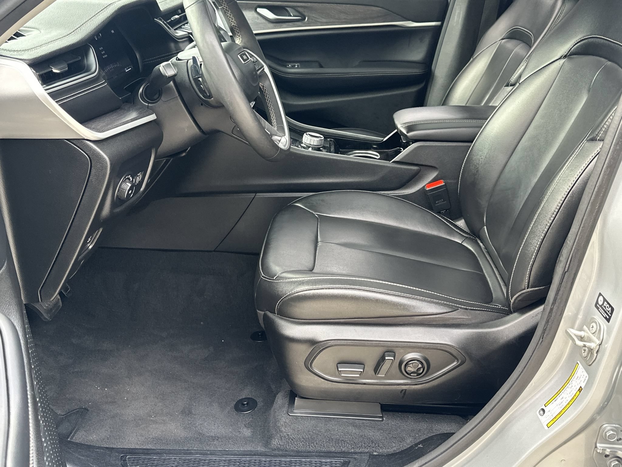 Used 2023 Jeep Grand Cherokee Limited AWD/4WD image 13