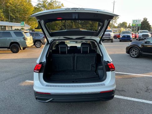 Used 2022 Volkswagen Tiguan SE w/ Panoramic Sunroof Package FWD image 4