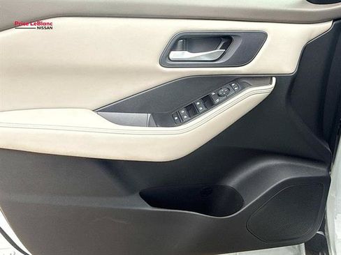 Used 2025 Nissan Rogue SV FWD image 18