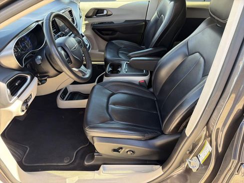 Used 2023 Chrysler Pacifica Touring-L image 5