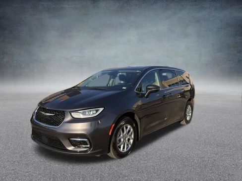 Used 2023 Chrysler Pacifica Touring-L image 12