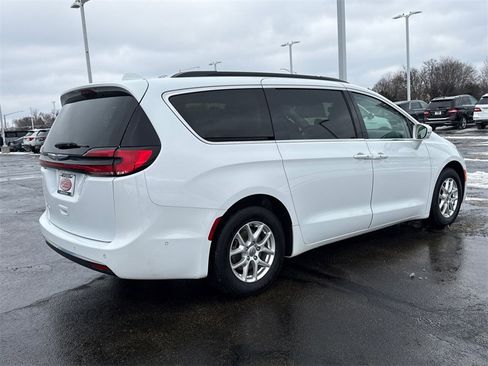 Used 2022 Chrysler Pacifica Touring-L w/ Uconnect Theater Family Group image 9