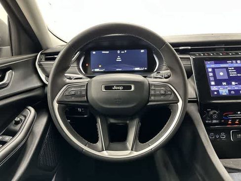 Used 2023 Jeep Grand Cherokee Laredo AWD/4WD image 15