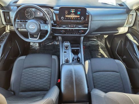 Used 2025 Nissan Pathfinder SV image 11