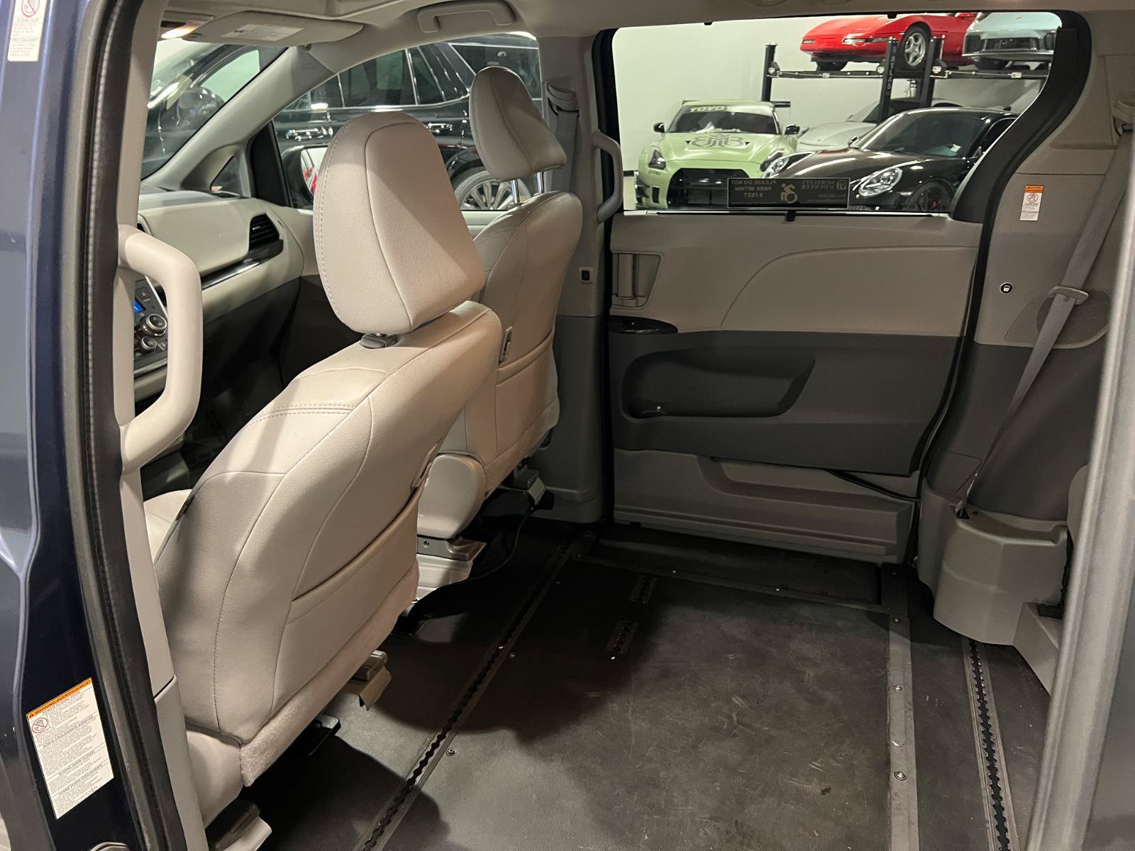 Used 2018 Toyota Sienna XLE w/ XLE Navigation Package FWD image 28