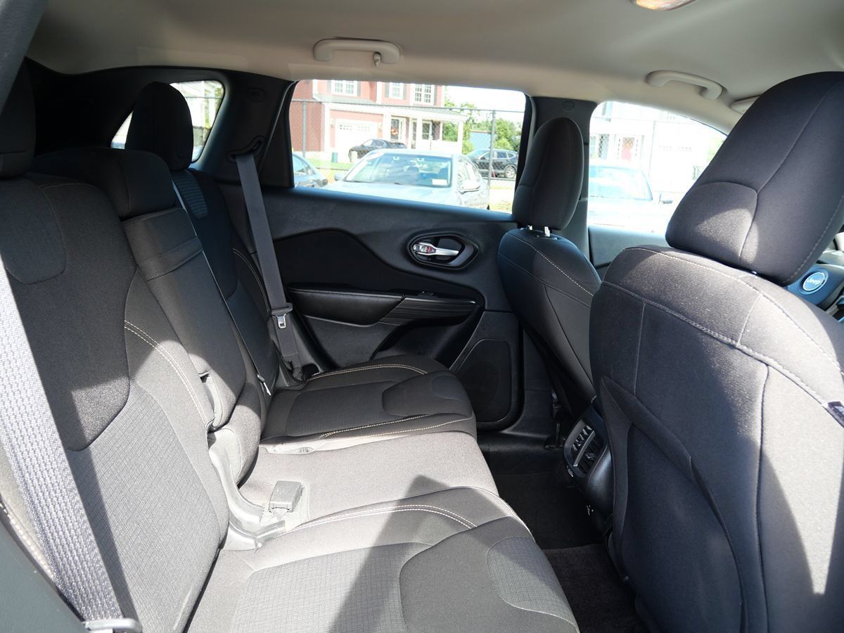 Used 2016 Jeep Cherokee Latitude FWD image 27