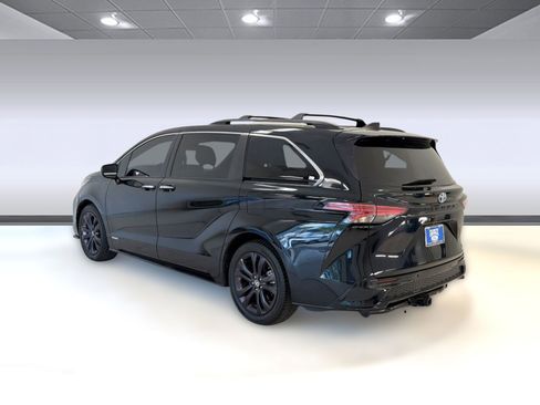 Used 2021 Toyota Sienna XSE w/ XSE Plus Package image 3