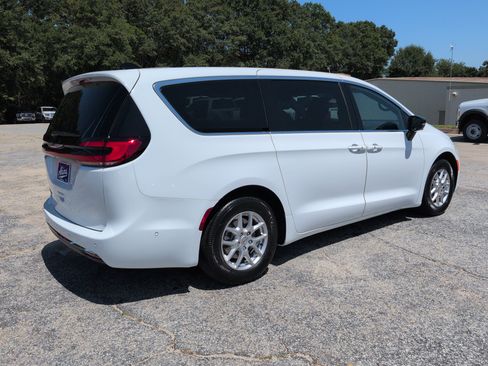 Used 2025 Chrysler Pacifica Select FWD image 3