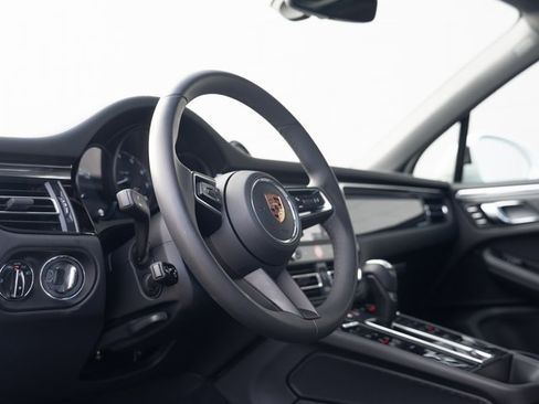 Certified 2025 Porsche Macan image 4