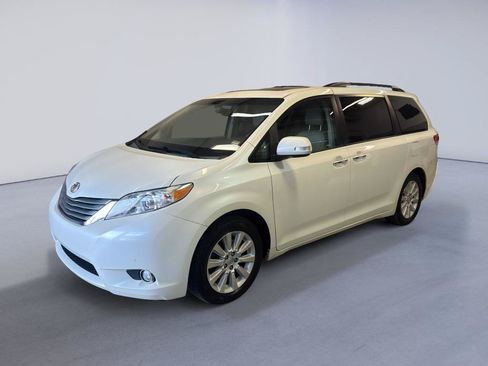 Used 2014 Toyota Sienna Limited w/ Limited Premium Package FWD image 3