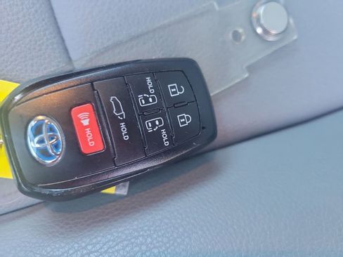 Used 2025 Toyota Sienna XLE image 39