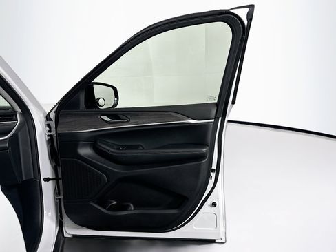 Used 2023 Jeep Grand Cherokee Limited w/ Black Appearance Package image 32