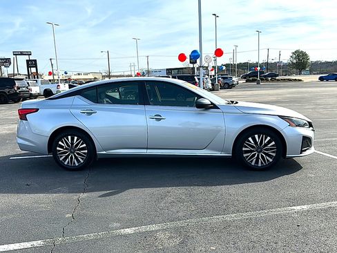 Used 2024 Nissan Altima 2.5 SV image 9