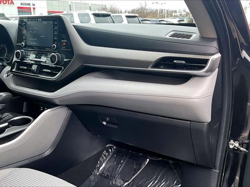 Used 2022 Toyota Highlander LE image 15