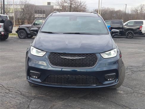 Used 2025 Chrysler Pacifica Limited w/ Uconnect Theater Family Group AWD/4WD image 4