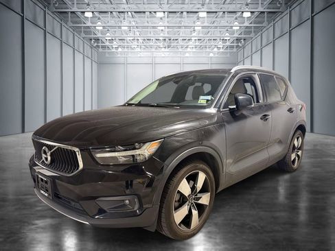 Used 2021 Volvo XC40 T5 Momentum w/ Premium Package AWD/4WD image 1