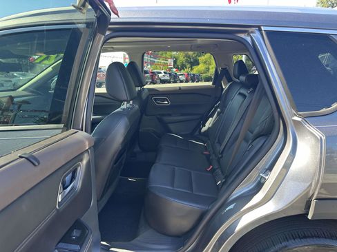 Used 2021 Nissan Rogue SV w/ Premium Package image 12