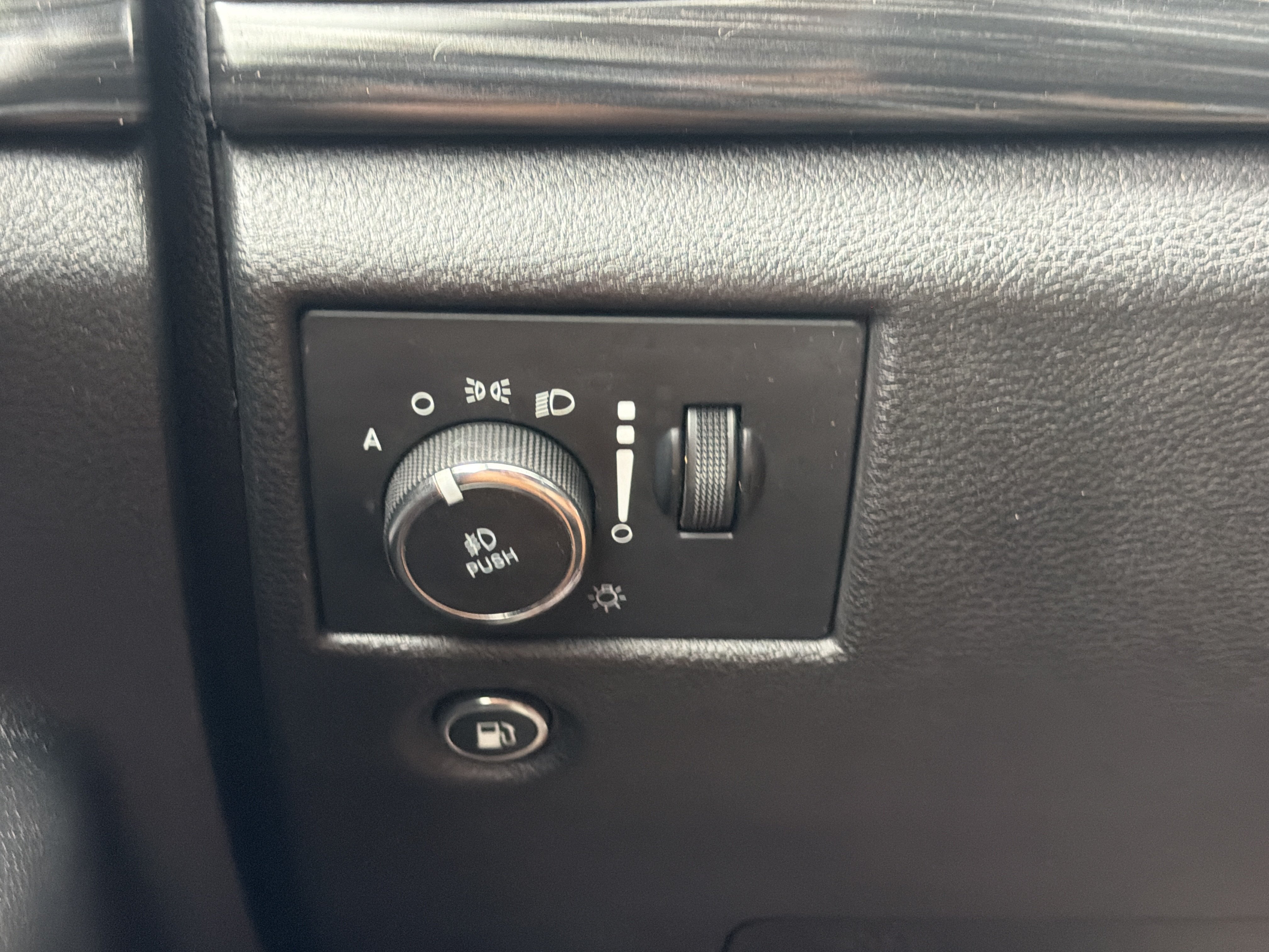 Used 2020 Jeep Grand Cherokee Laredo AWD/4WD image 27