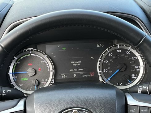 Used 2024 Toyota Highlander XLE image 13