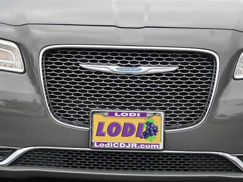 Used 2018 Chrysler 300 Limited image 7