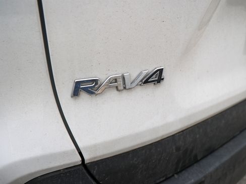 Used 2025 Toyota RAV4 XLE FWD image 11