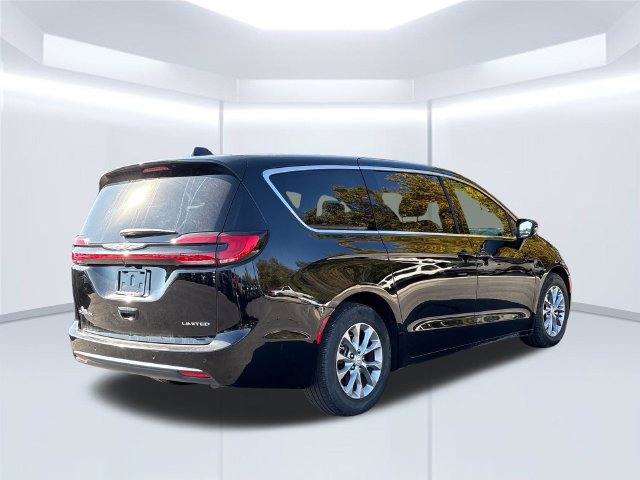 Used 2026 Chrysler Pacifica Limited FWD image 11