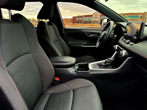 Used 2022 Toyota RAV4 SE image 23