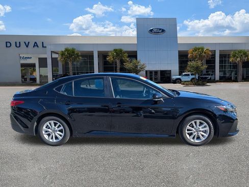 Used 2025 Toyota Camry LE image 3