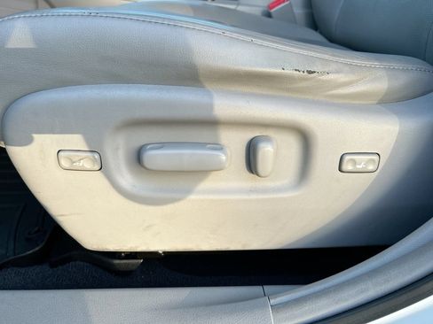 Used 2012 Toyota Highlander Limited FWD image 12