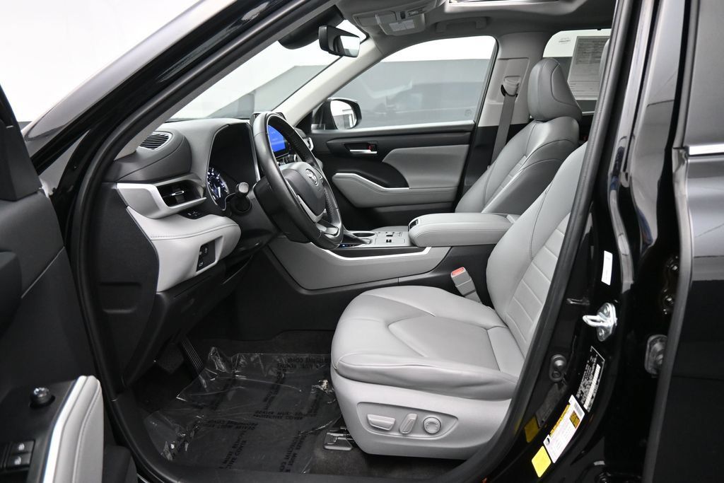 Used 2023 Toyota Highlander XLE FWD image 18